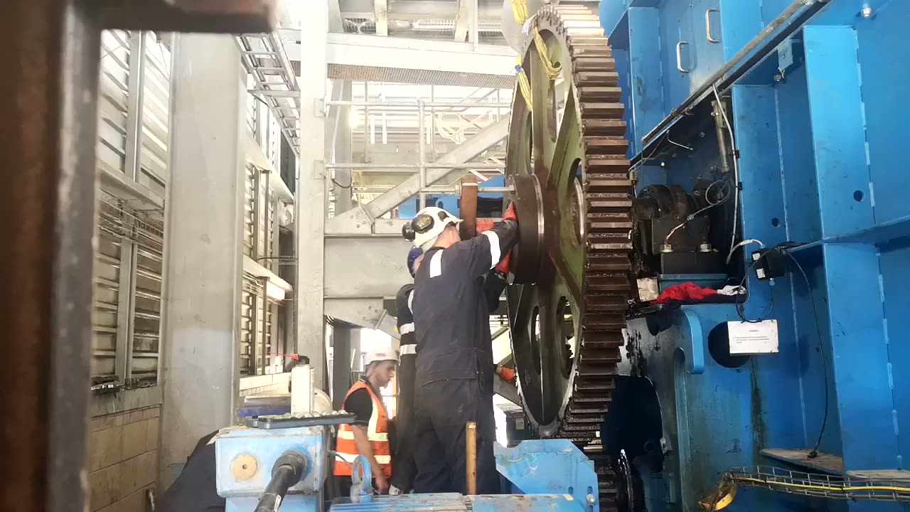 Removal of a heavy cog from an industrial installation